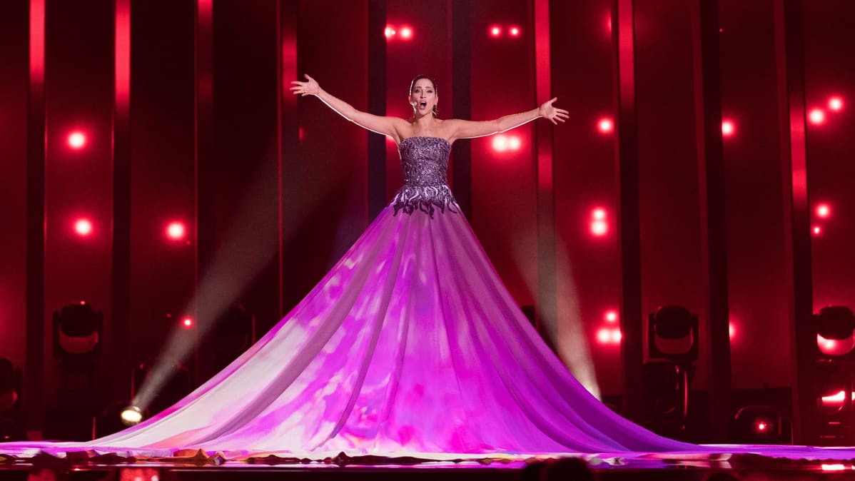 Elina Nechayeva lavalla.