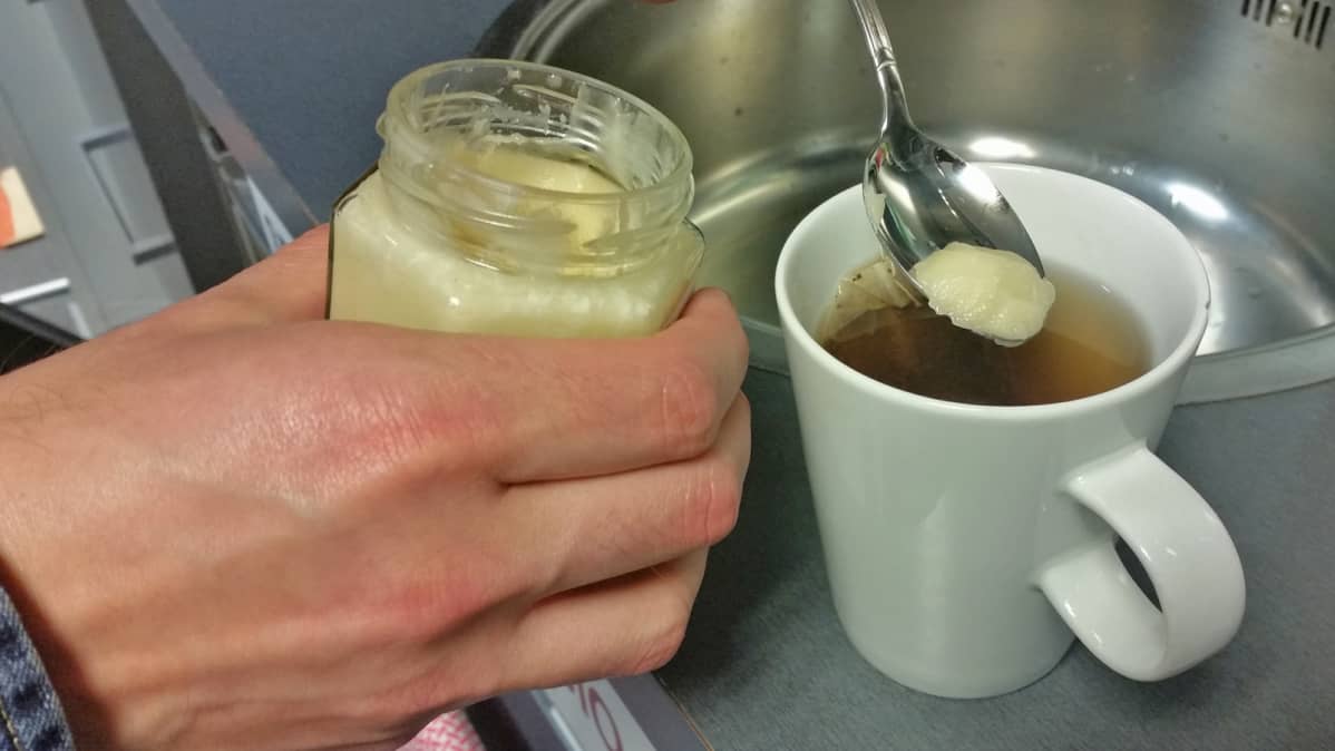 Suomalaista hunajaa laitetaan teemukiin.