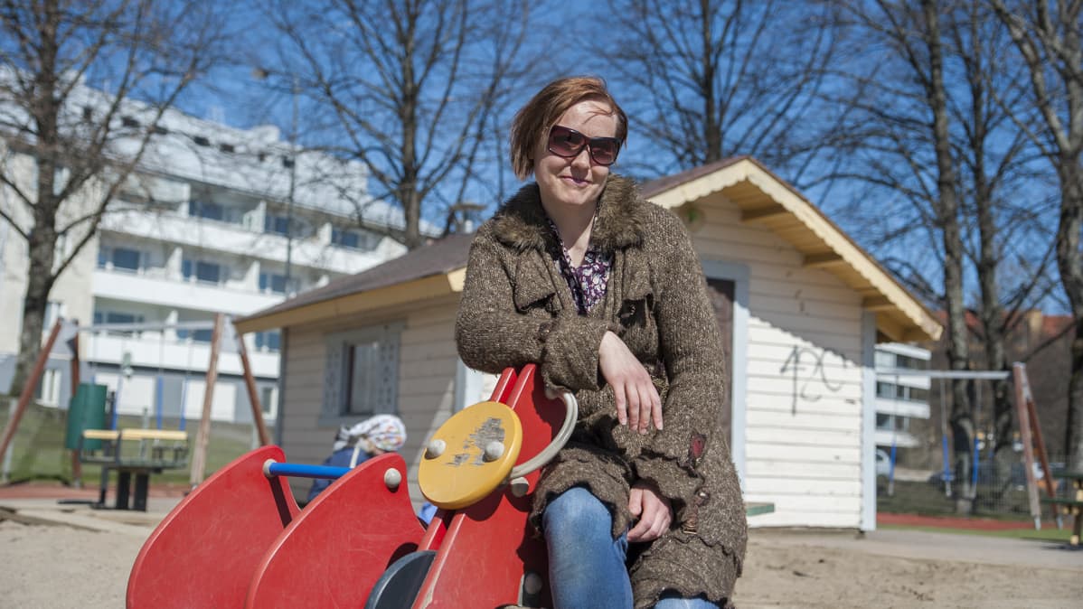 Nainen leikkipuistossa.