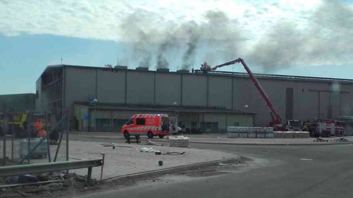 Pelastuslaitos sammuttaa tulipaloa Tarastenjärven jätekeskuksessa.