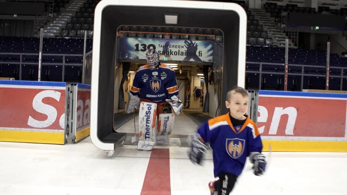 - Arvoisa yleisö, tänä iltana Tapparan junioreiden Jerry Järvensivu kohtaa Tapparan senioreiden Christian Heljankon, Petri Kääriäisen kuulutus kajahtaa Tampereen Hakametsän hallissa.