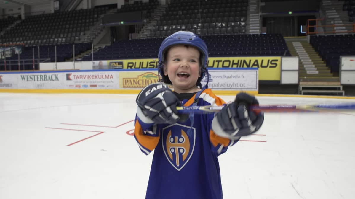 - Ha, haa, mitäs Heljanko nyt sanot? Jerry Järvensivu haastaa Tapparan maalivahti Christian Heljankoa.