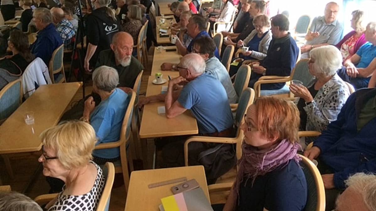 yleisöä Vuohijärvi-salissa Orilammella Kouvolassa, virnaomaisten ja mökkiläisten keskustelutilaisuus Mäntyharjun kemikaalionnettomuudesta