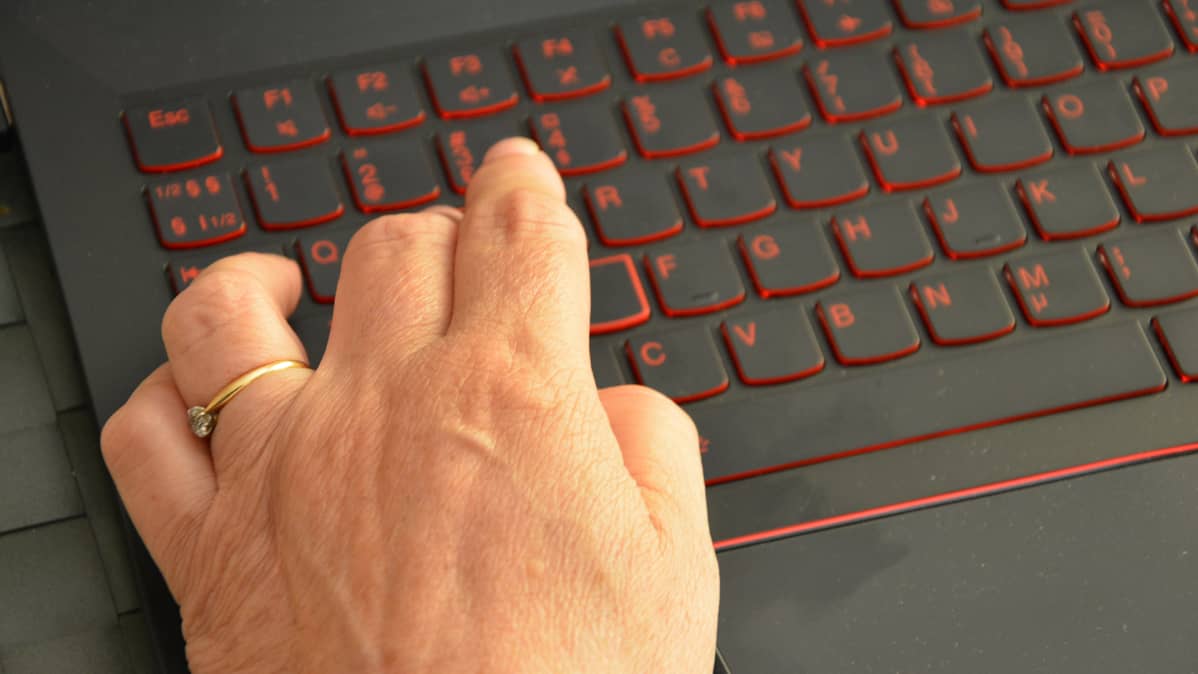 E-urheilija Ulla Strömille ei ole vielä Counter Striken pelaamisesta ole vammoja tullut. Yhdestä pitkälle yöhön venyneestä Candy Crush peli-illasta sen sijaan tuli.