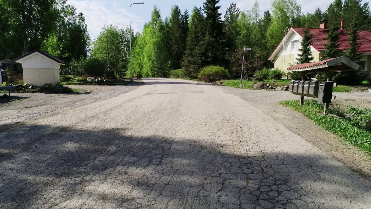Kylmäkorventie Lempäälässä kulkee omakotitaloalueella.