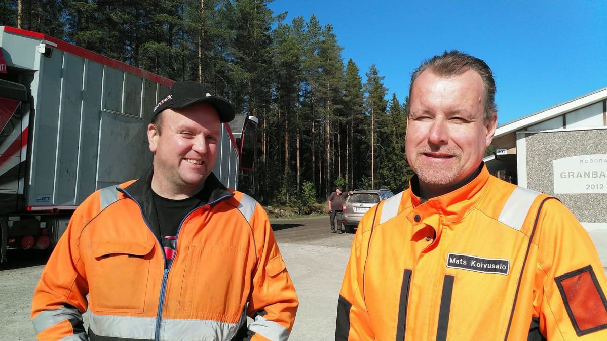 Kenneth Granbacka ja Ekoroskin kenttäesimies Mats Koivusalo.
