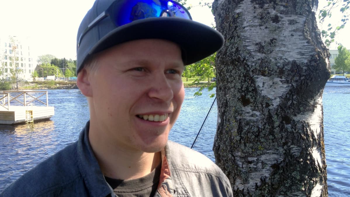 Joensuulainen vapaa-ajankalastaja Lauri Tuovinen Pielisjoen äärellä.