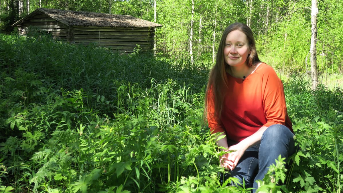 Hankevetäjä Katariina Jousmäki luonnonyrttien keskellä.