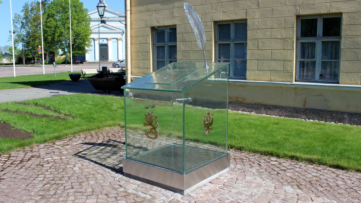Haminan rauhan lasinen muistomerkki