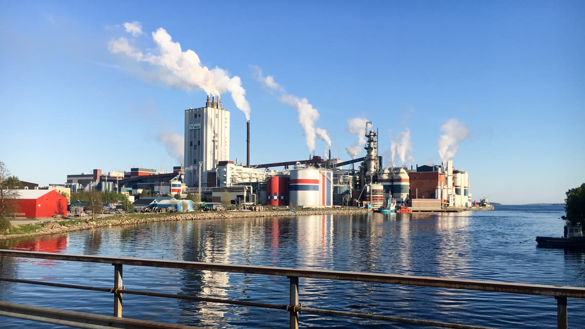 tehdas rannalla