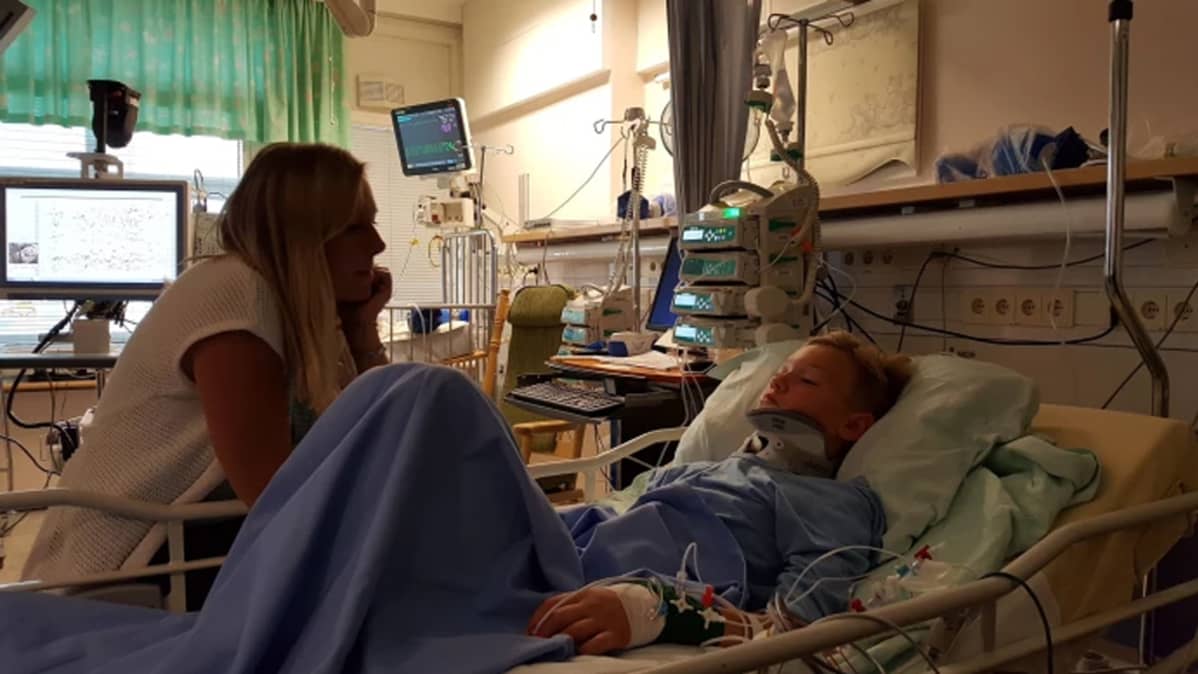 Mia Nyholm Adamin sängyn vieressä