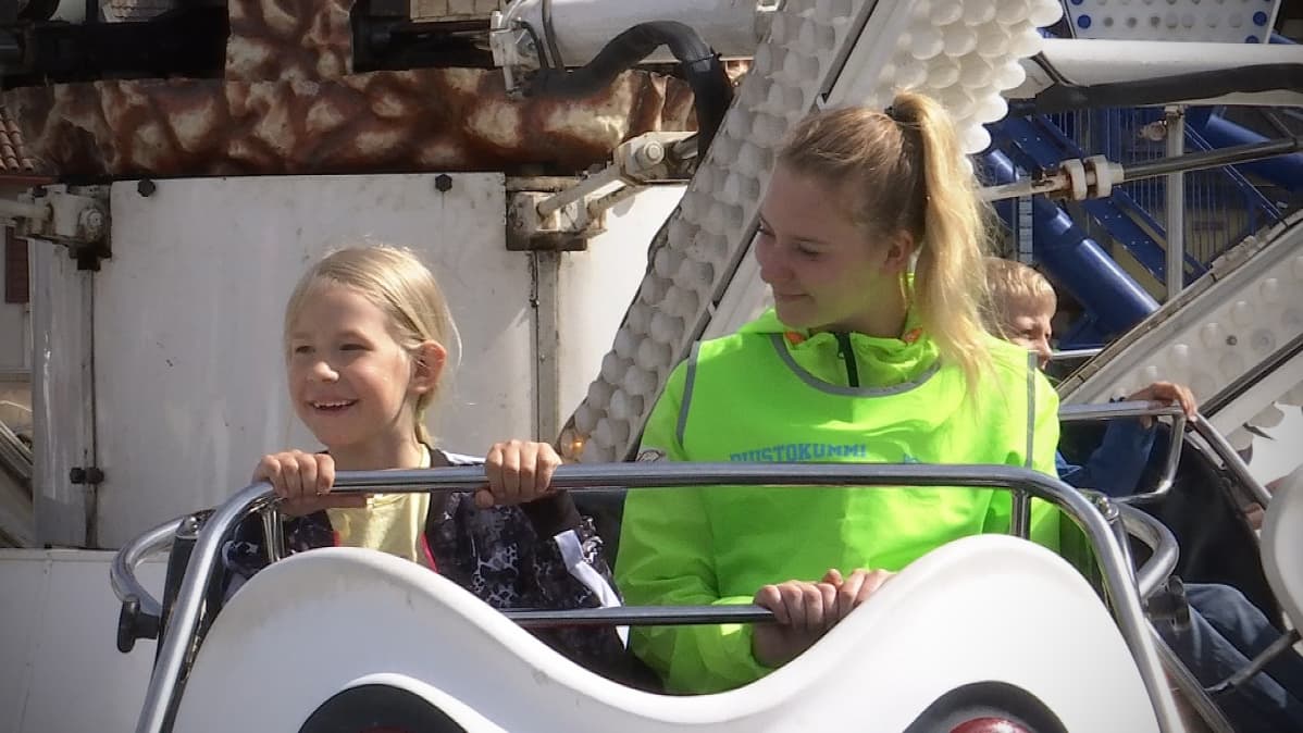 Fanny Nuottajärvi sai laitteeseen seuraksi puistokummi Viivi Hirvelän.