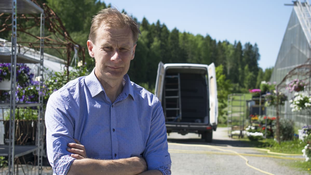 Kauppapuutarhuri Kalle Uronen kasvihuoneen edustalla.