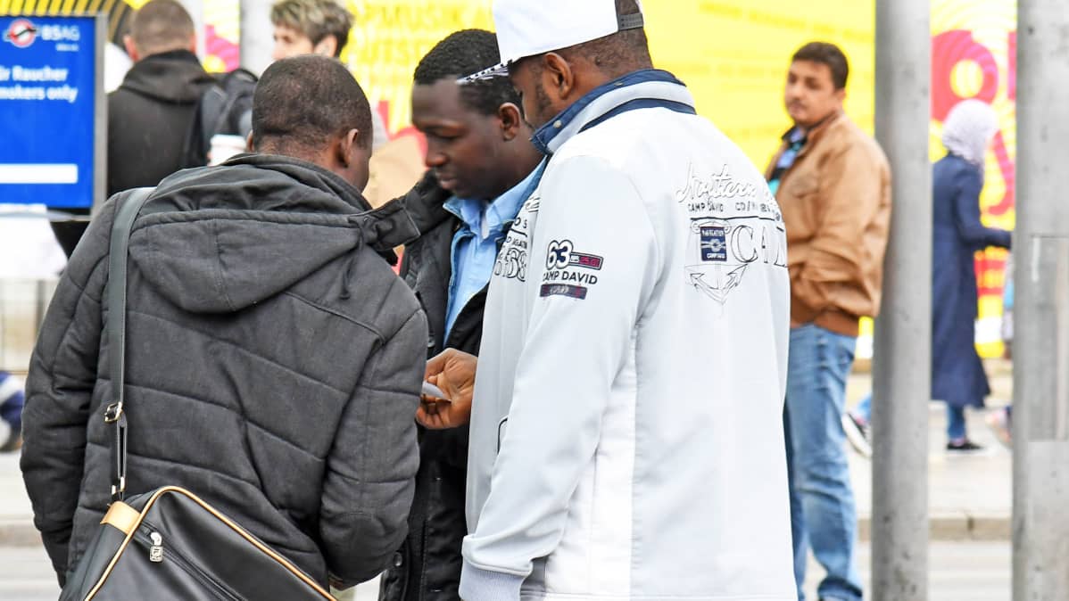Afrikkalaistaustaisia maahanmuuttajia Bremenin rautatieasemalla.