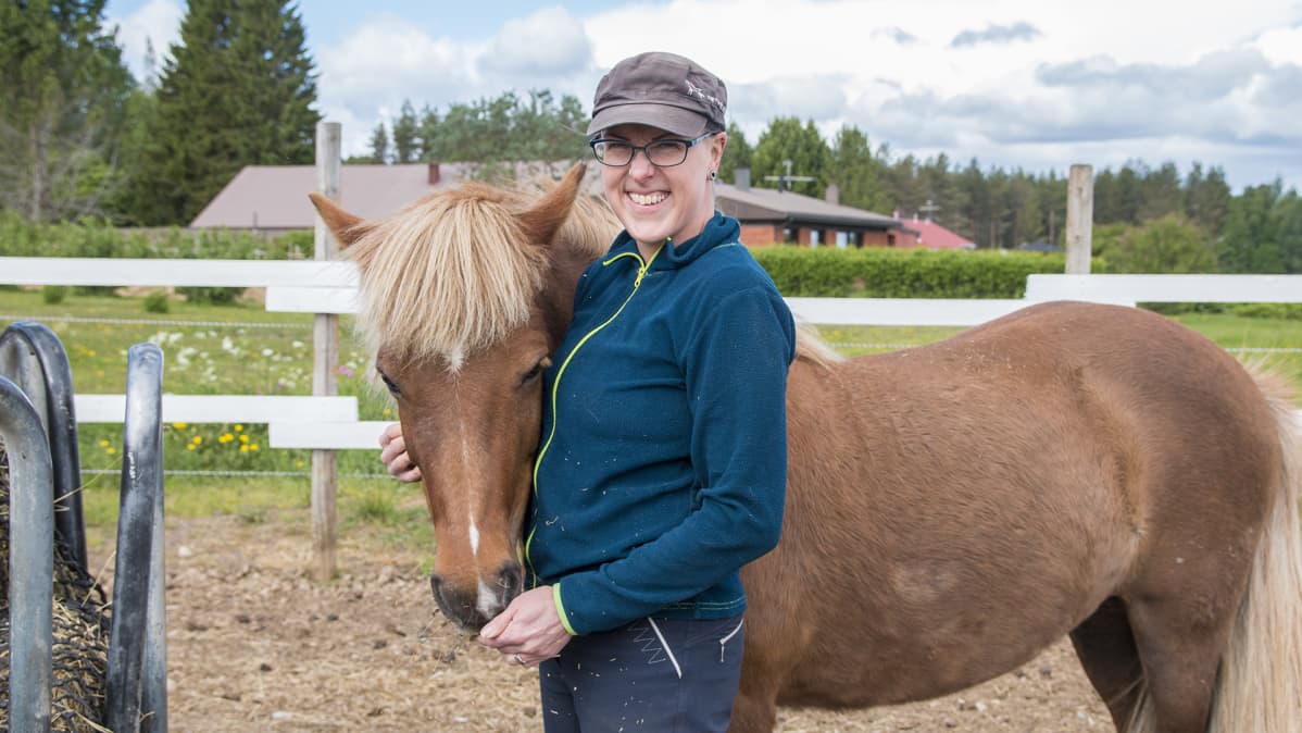 Olga Pohjola islanninhevosen kanssa Kainuun Vaellustallilla.