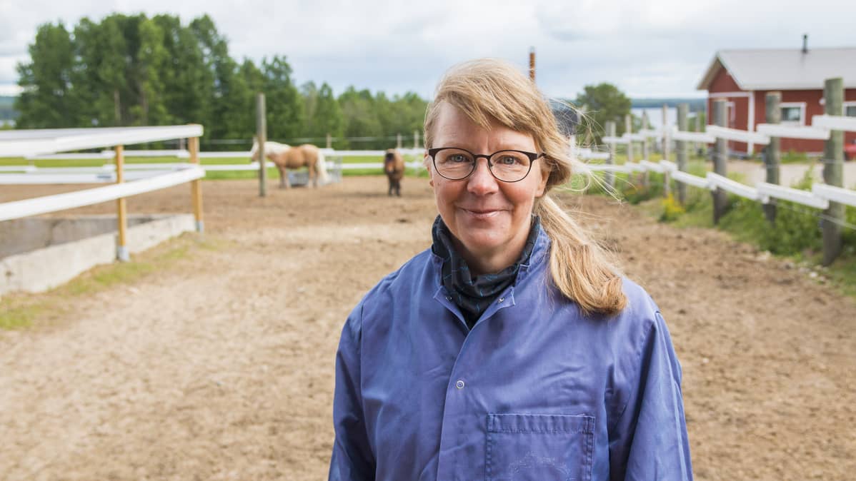 Valvontaeläinlääkäri Aila Rauatmaa Kainuun Vaellustallilla.
