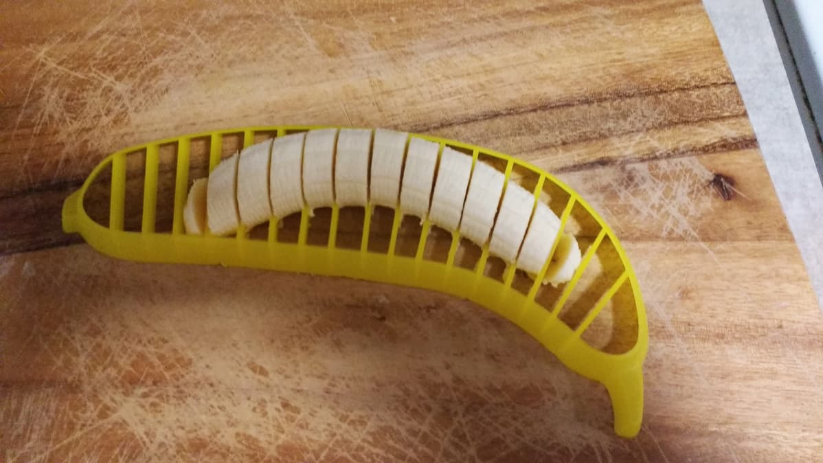Kumpi on kätevämpi, banana slicer vai veitsi?