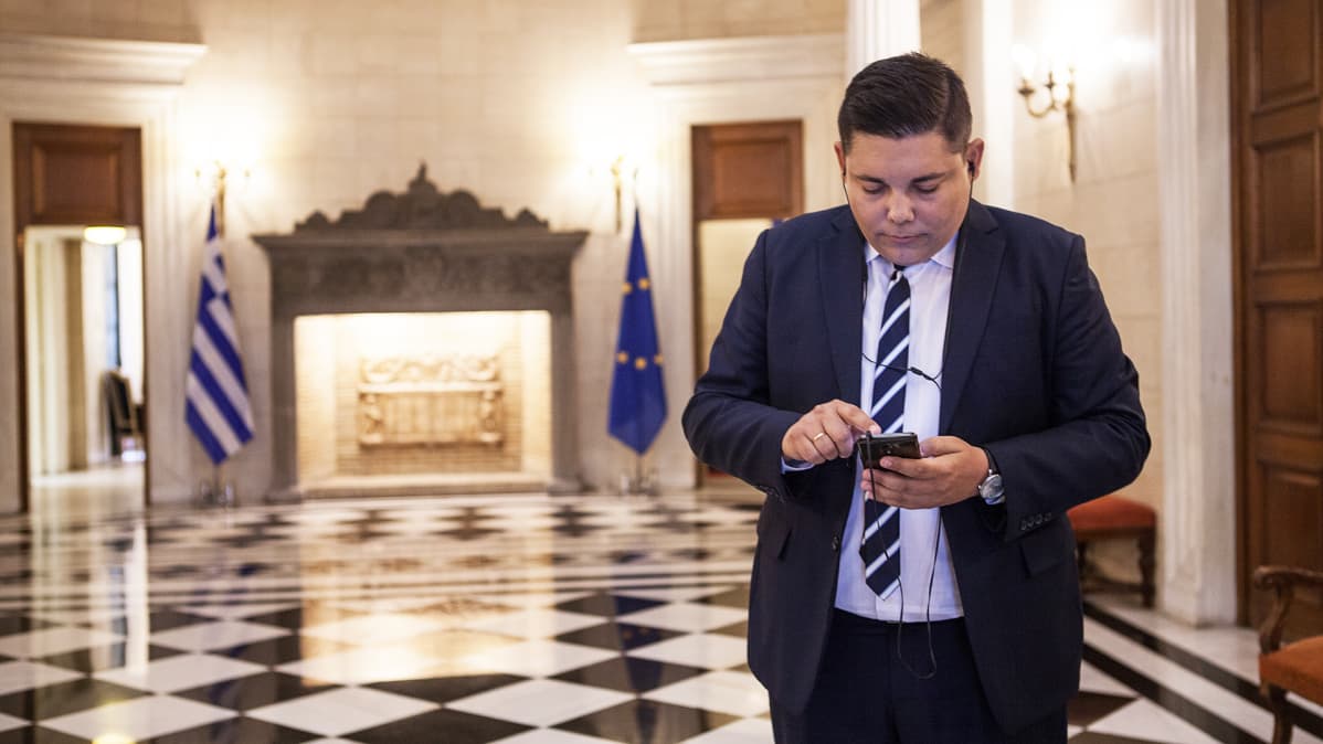 Syriza-puolueen Ioannis Bournous kertoo tuntevansa Suomesta Vasemmistoliiton johtajia.