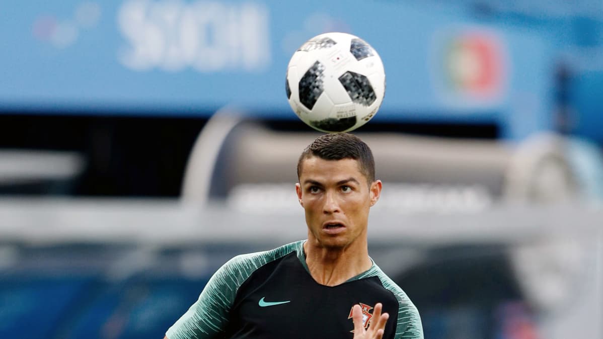 Portugalin Cristiano Ronaldo pelaa harjoituksissa Venäjällä.