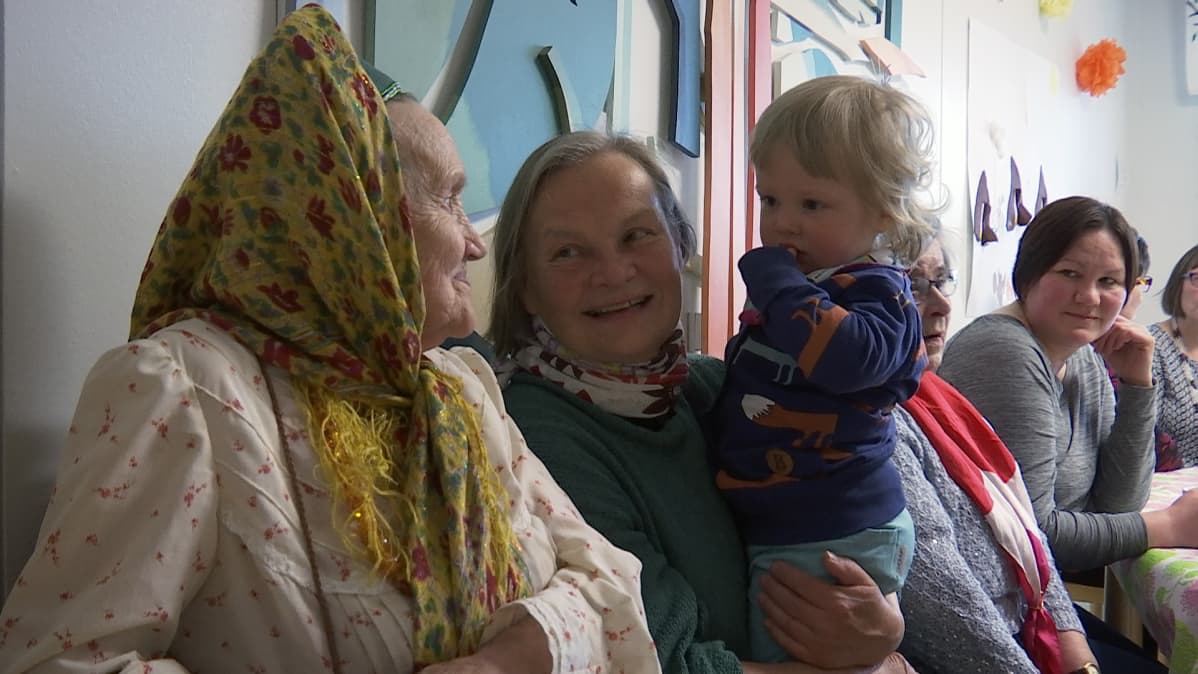 Katri Jefremoff, Ritva Kytölä, Kiureli Harju koltansaamen kielipesän syntymäpäivillä 14.6.2018.