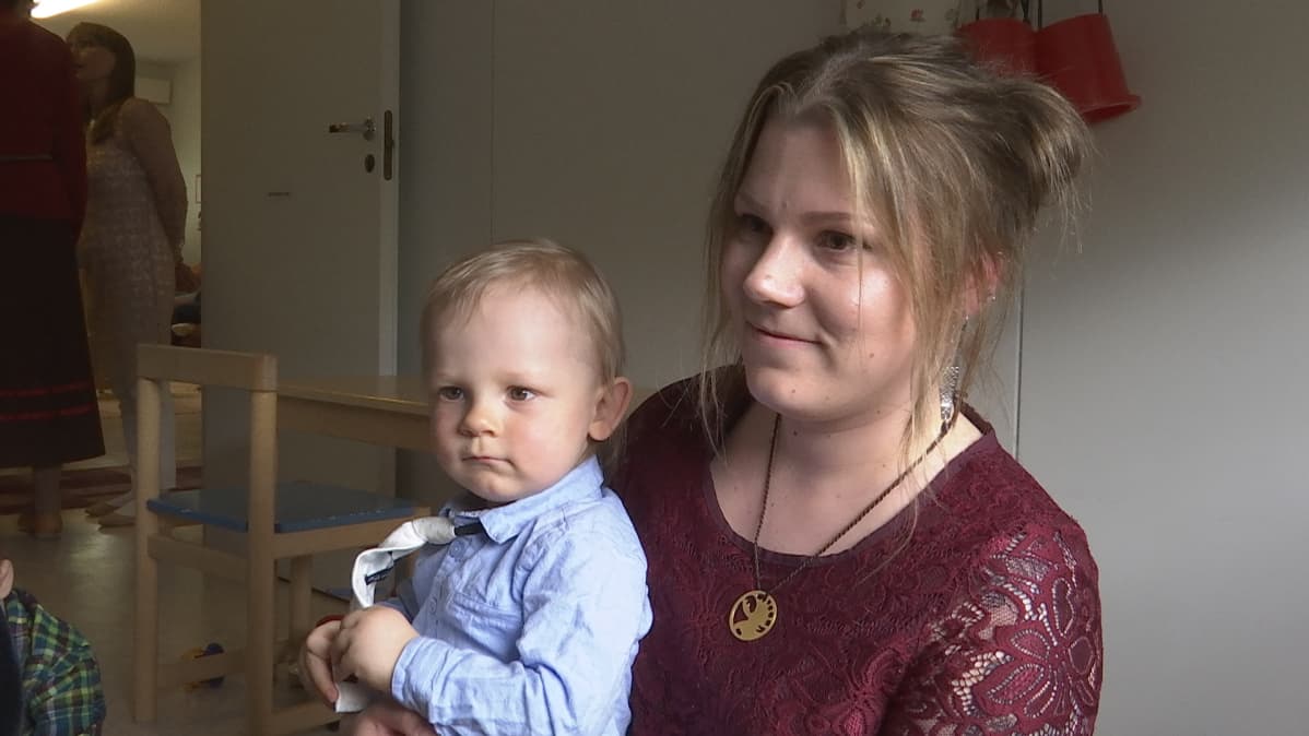 Jenna Enlund poikansa Niila Kiprianoffin kanssa koltansaamen kielipesässä.