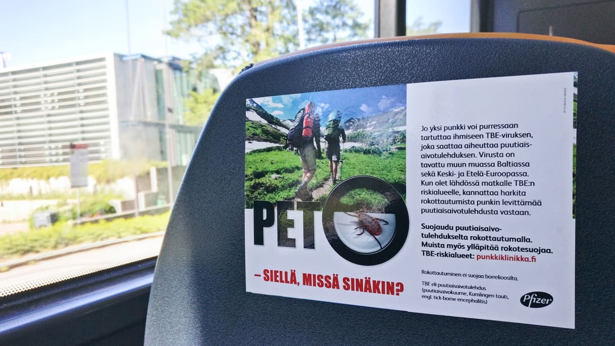Pet-mainos bussissa.