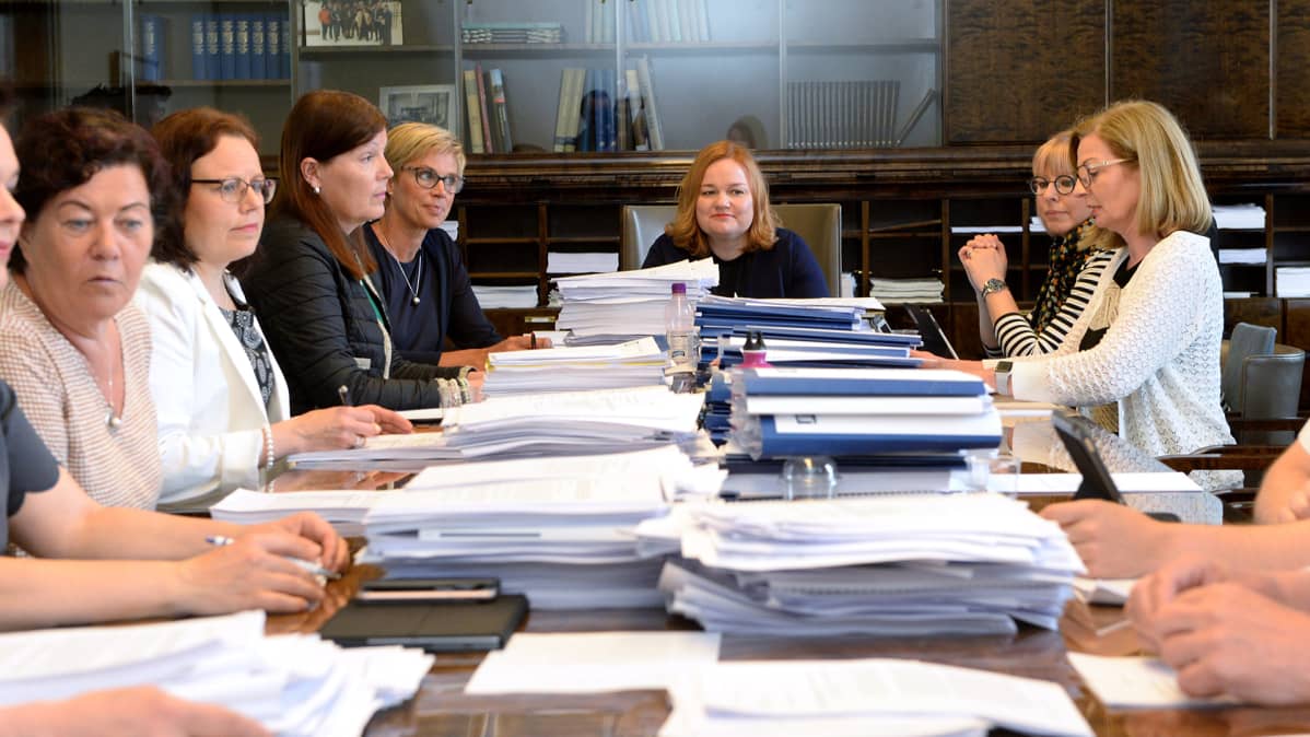 Valiokunnan puheenjohtaja Krista Kiuru (kesk) sosiaali- ja terveysvaliokunnan kokouksessa eduskunnassa 18. kesäkuuta 2018.