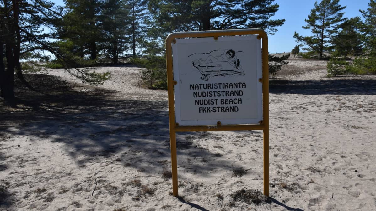 Naturistirannan kyltti