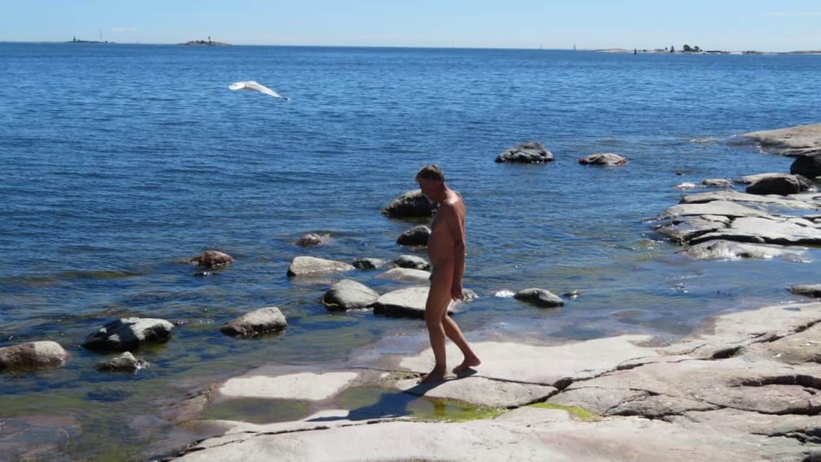 Olli Elo alastomana rannalla