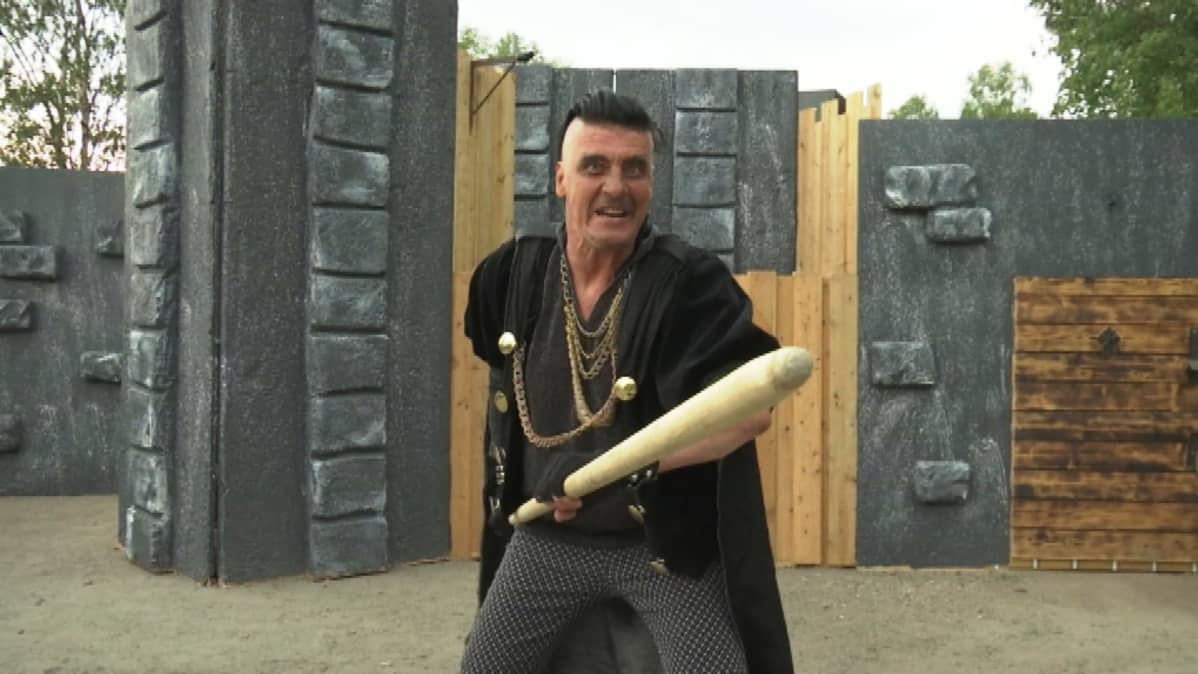 Seppo Rintamäki esittää Robin Hood -näytelmän pahaa sheriffiä