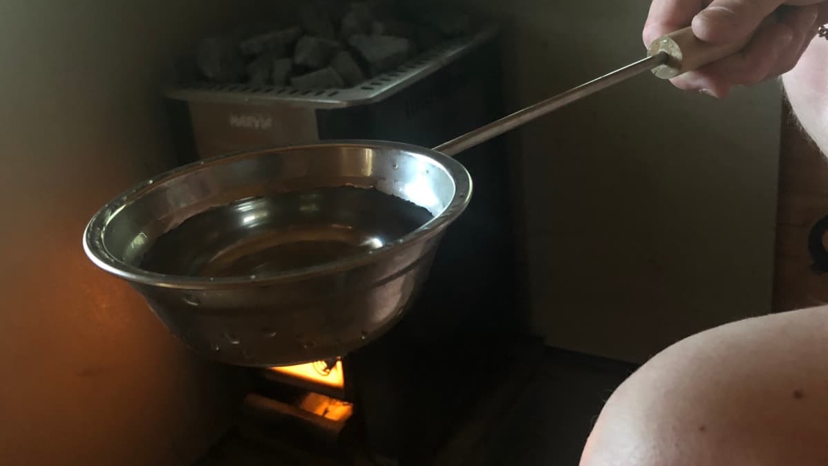 Vettä löylykauhassa, kiulu taka-alalla.