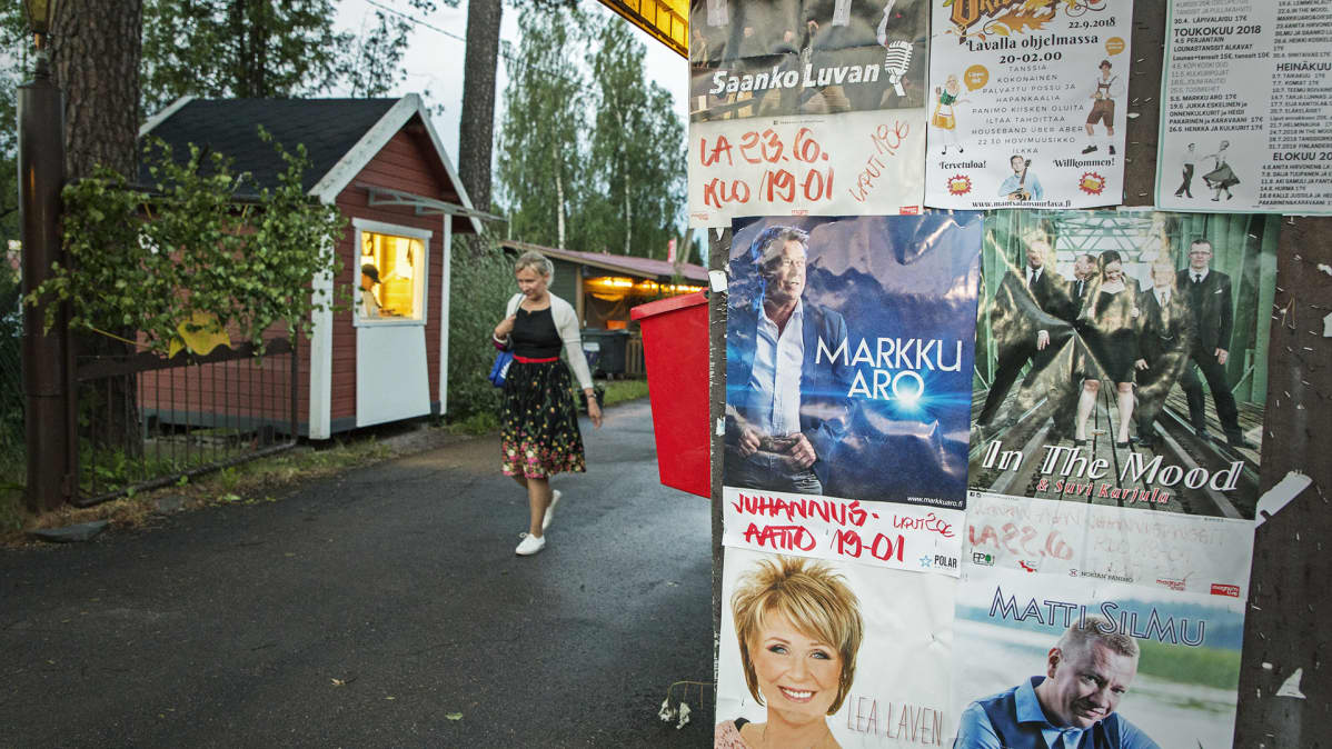 Mainosjulisteita tanssilavan sisäänkäynnillä.