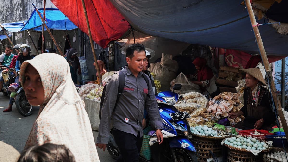 Indonesiassa asuu maailman suurin muslimiväestö. Heistä suurin osa on sunnimuslimeja. Noin yhdeksän prosenttia indonesialaisista on kristittyjä.