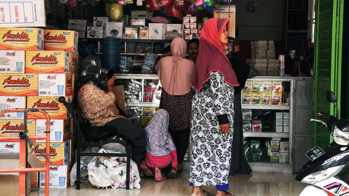 Yhä useampi indonesialainen nainen käyttää hiukset peittävää hijab-huivia.