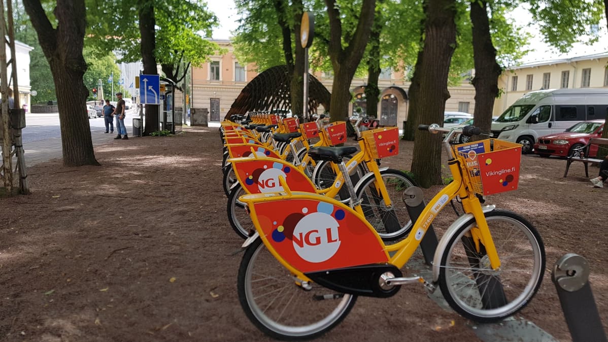 Yksi suosituimmista Föli-fillariasemista on Turun kaupungintalon edessä.