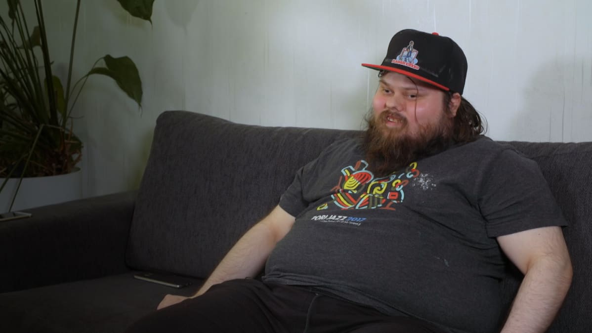 - Joskus voisi hankkia uuden kissan, Markoboy87 tuumaa. Videoilla tutuksi tullut Topi-kissa kuoli syöpään.