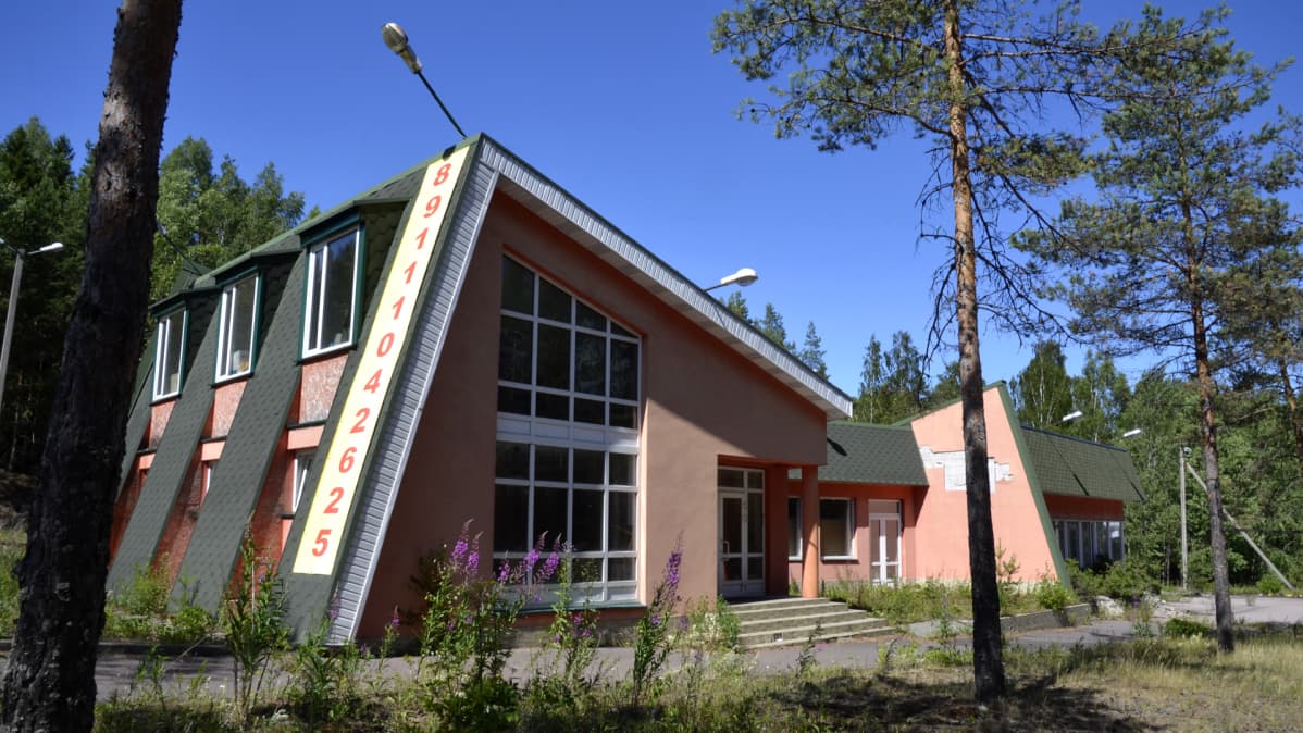 Tyhjillään oleva kiinteistö Öljymäellä lähellä Viipuria.