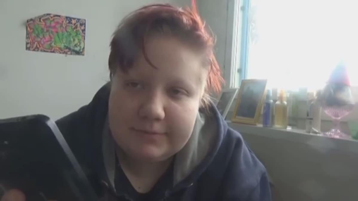 - Moikka moi, eiks siellä ollut joku varattu mies, Vauhtimursu aloittaa puhelun numeroon, joka löytyy treffichatista.