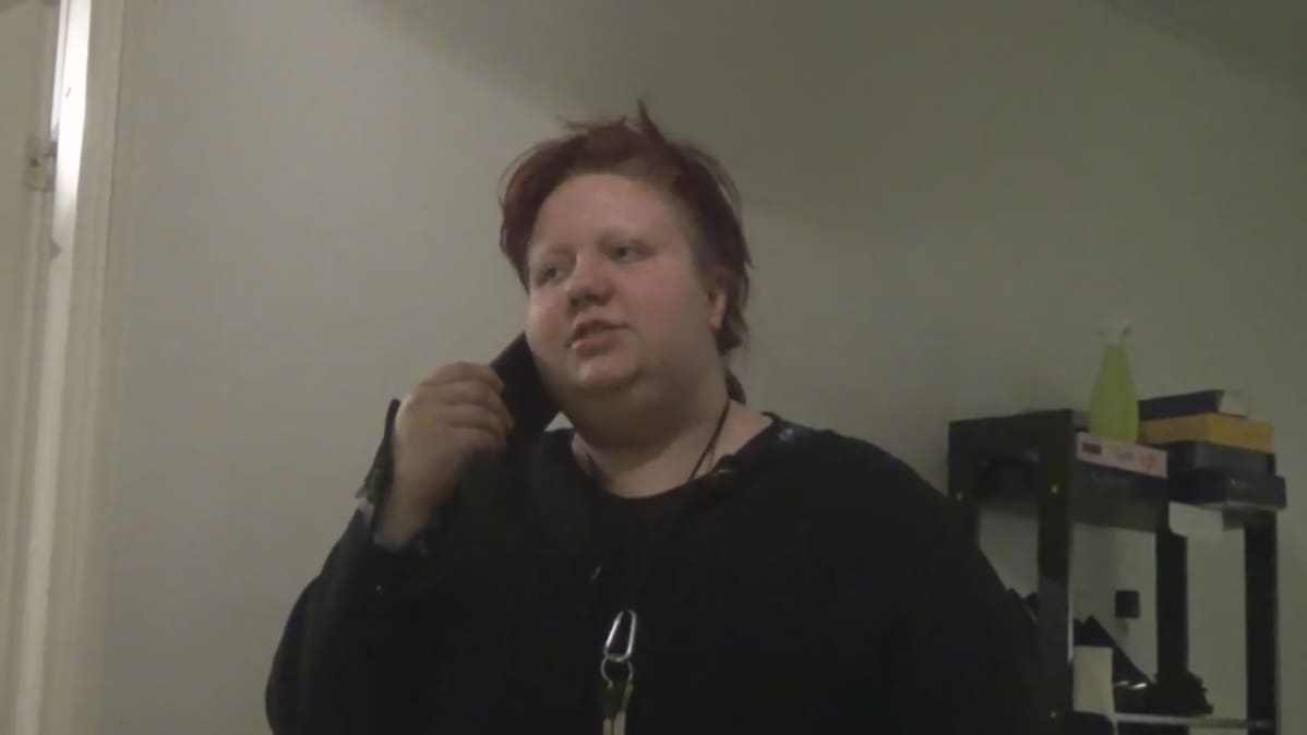 - Ja nyt laittelet töistä jonnekin chattiin viestiä, että aiot etsiä seuraa vai? Eikö yhtään hävetä, Vauhtimursu tivaa.