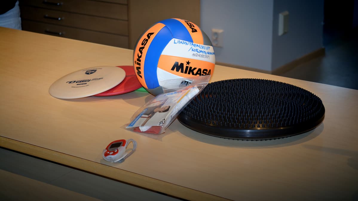 Vähänkyrön kirjastosta voi lainata vaikkapa lentopallon tai frisbeekiekkoja.