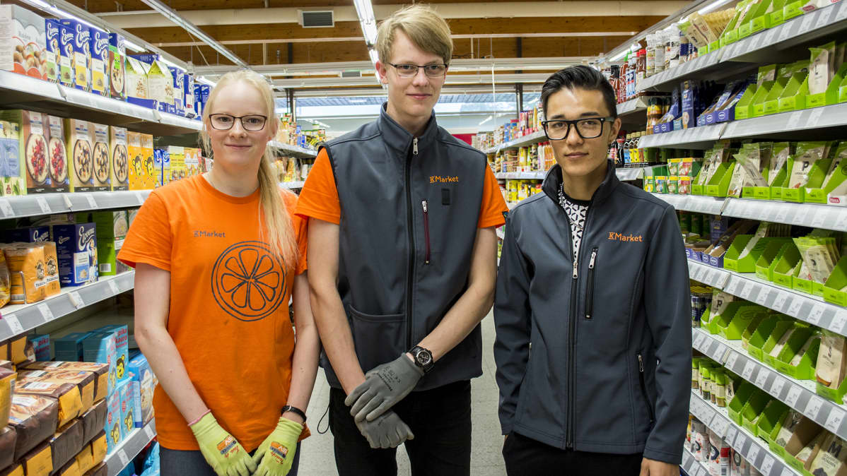 Elina Leinonen, Teemu Leinonen ja Bashir Jafari ovat K-Market Tervatorin kesätyösetelinuoria.