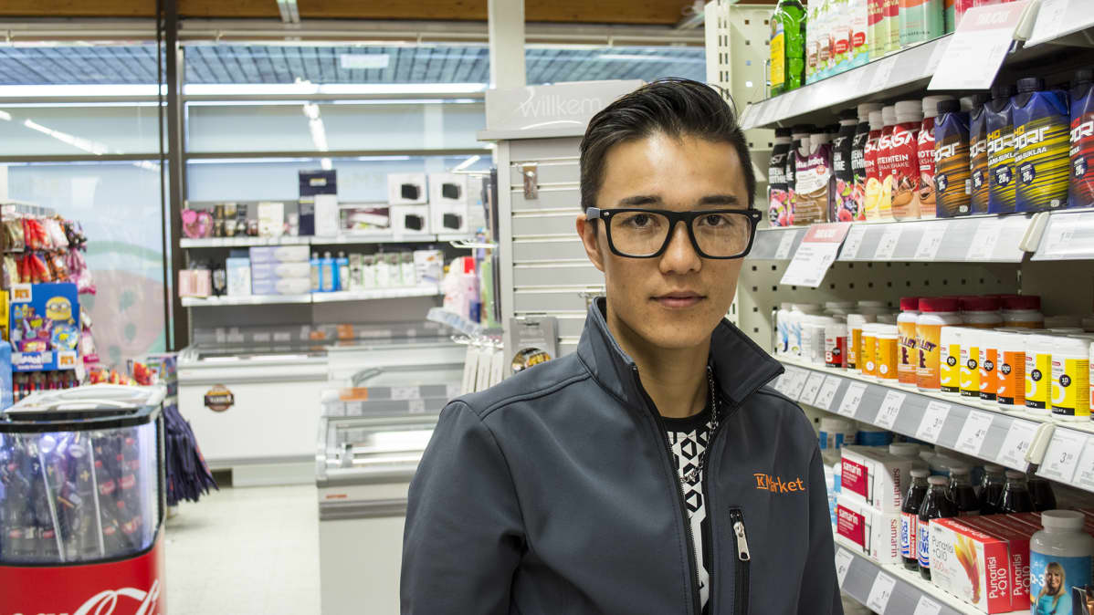 Bashir Jafari haki kesätöihin K-Market Tervatorille siellä tehdyn työharjoittelun jälkeen.