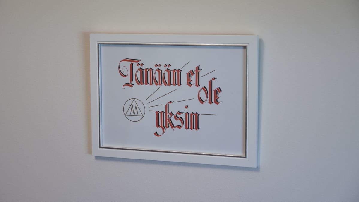Taulu, jossa lukee vanhanaikaisin kirjaimin "tänään et ole yksin".