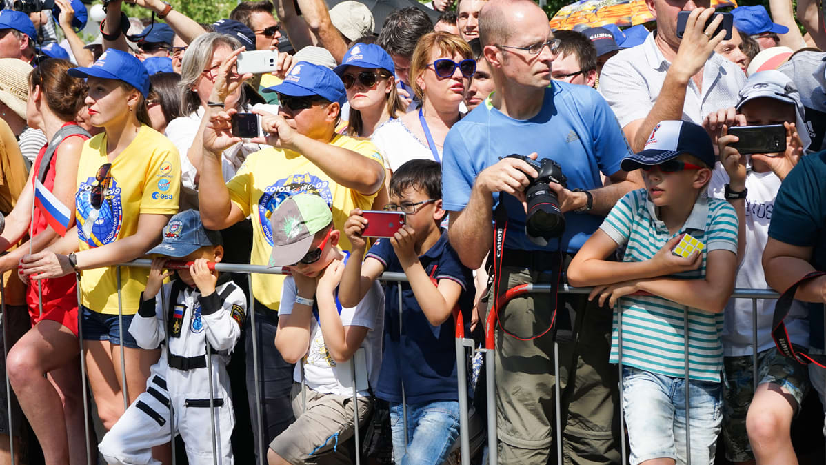 Turistit kuvaavat astronoautteja