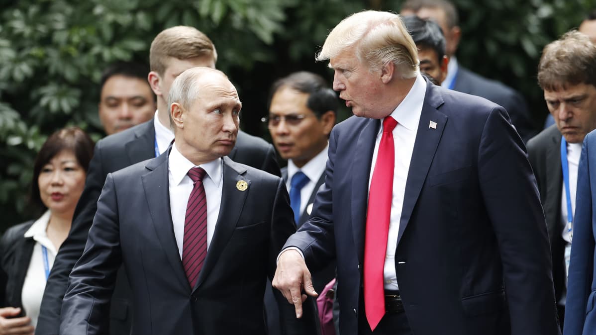 Venäjän presidentti Vladimir Putin ja Yhdysvaltain presidentti Donald Trump keskustelemassa APEC:n huippukokouksessa Vietnamissa marraskuussa 2017.