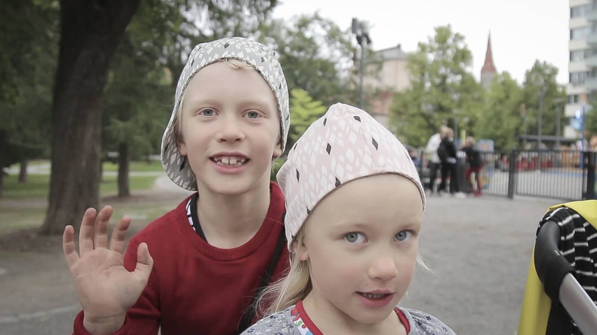 Veikko ja Louna Ylikoski Pikku Kakkosen puistossa Tampereella