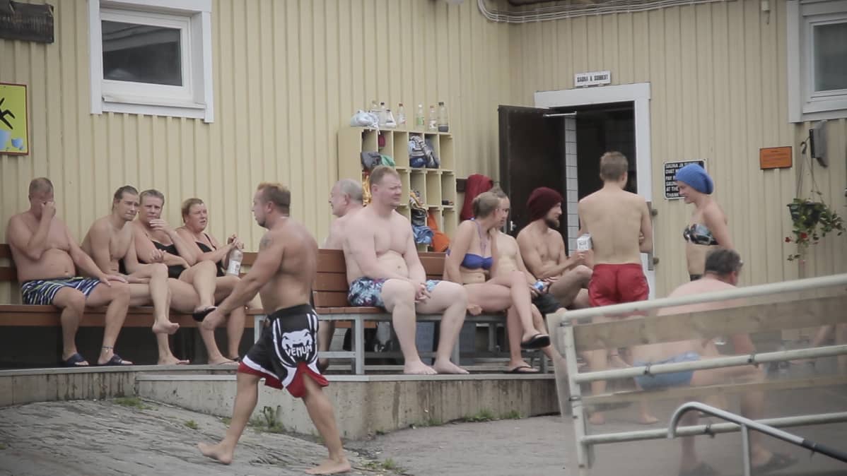 Uimareita Rauhaniemen kansankylpylän edustalla