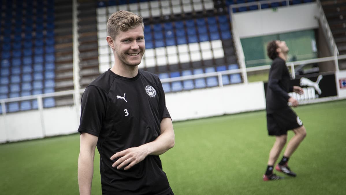 Jaakko Rantanen seisoo Hakan kentällä Valkeakoskella.