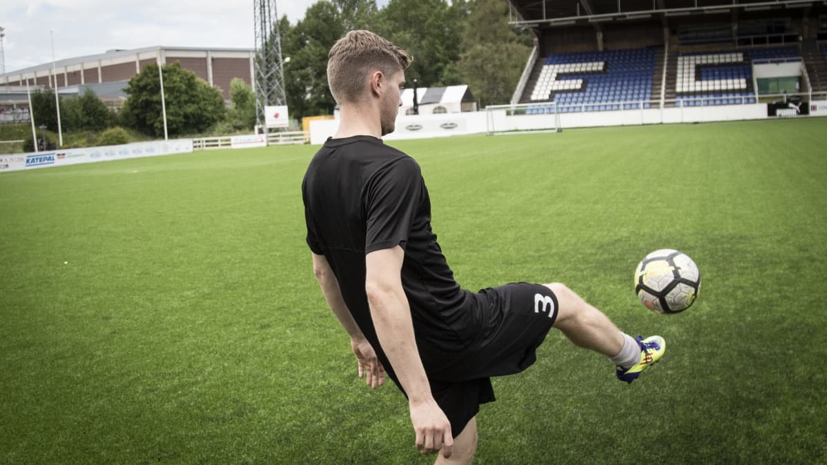 Jaakko Rantanen pompottelee palloa Hakan kentällä.