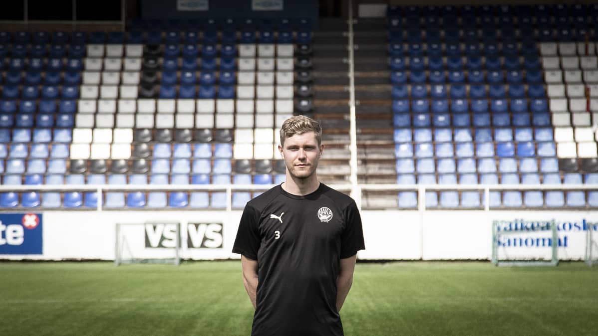 Jaakko Rantanen seisoo Tehtaan kentällä.